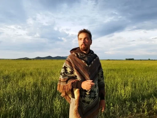 Робот-минотавр, троглодиты и трилобиты: Интервью с автором выставки «Мир Героев» Николаем Севастьяновым